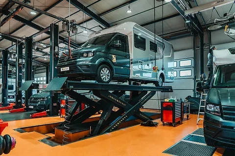 KNAUS-Wohnmobil auf der Hebebühne in der Werkstatthalle der SUNCAMPER GARAGE