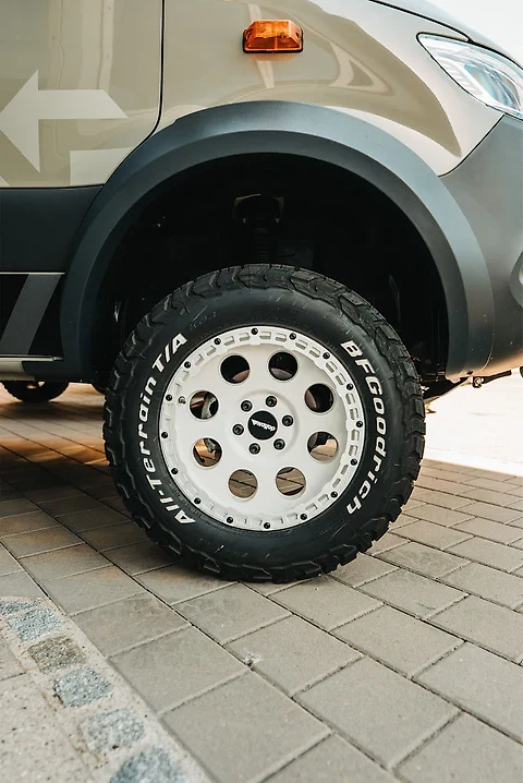 Offroad-Rad mit All-Terrain-Bereifung an einem nachgerüsteten Camper
